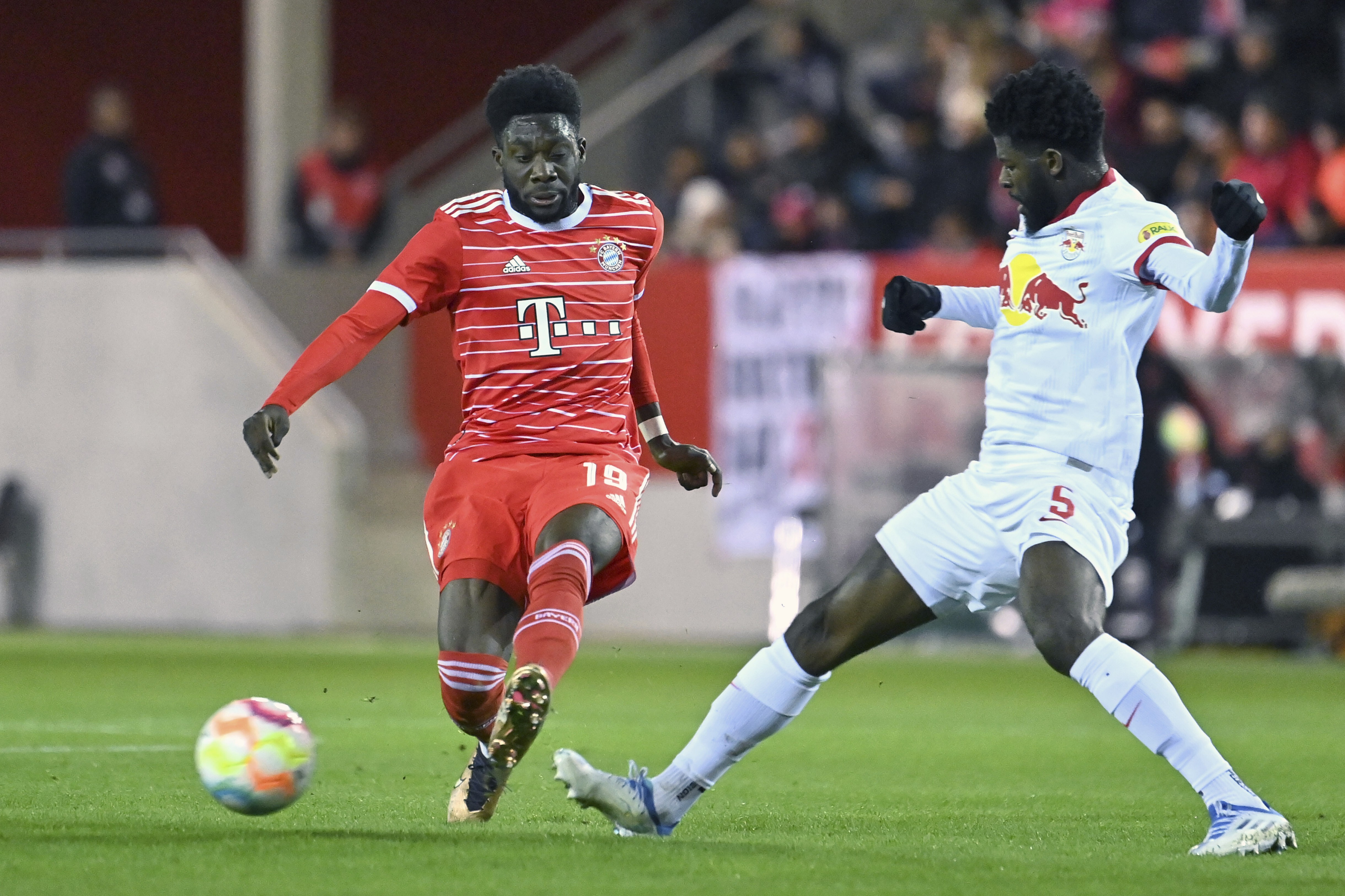 Jerome Onguene, jucătorul transferat de Petrolul, fost coleg cu Mbappe la naționala Franței, are post de radio de sport în Camerun: „Ofer și eu câteva locuri de muncă”
