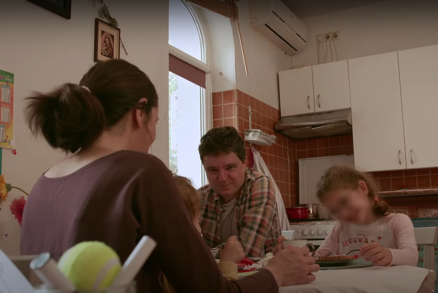 Cine are grijă de copiii lui Nicușor Dan și ai Mirabelei Grădinaru când ei nu sunt acasă. Aheea și Antim nu au bonă și nici bunicii aproape