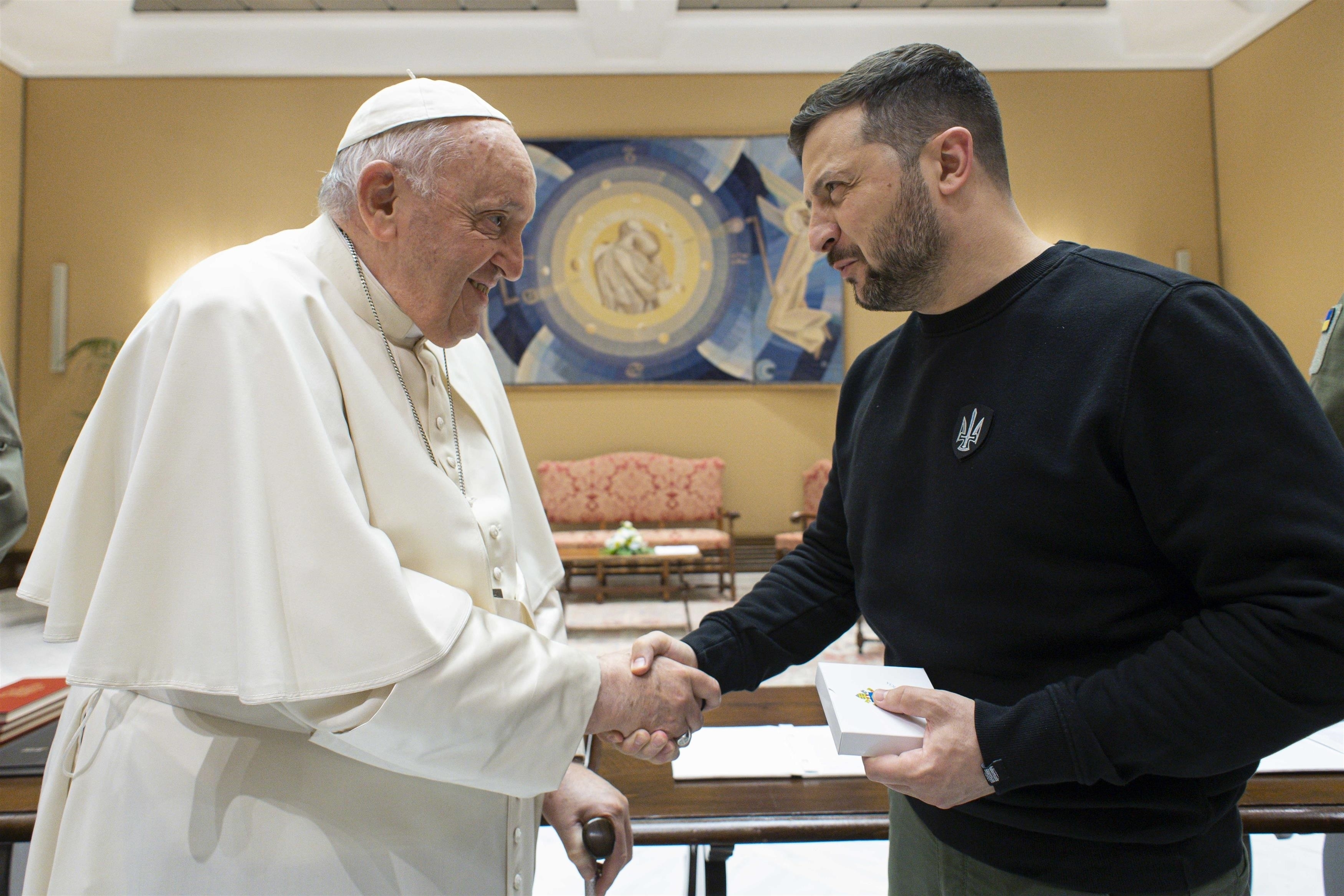 Zelenski, vizită la Vatican. I-a dăruit Papei Francisc o icoană pictată pe o vestă antiglonț