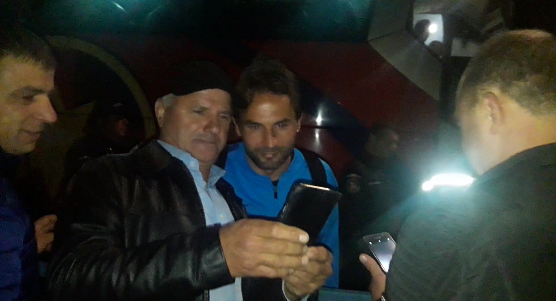 VIDEO | Miracol în Bănie. Fanii Craiovei au făcut selfie, în miez de noapte, cu fotbaliștii de la FCSB. În schimb, Mihai Stoica a fost înjurat ca la ușa cortului