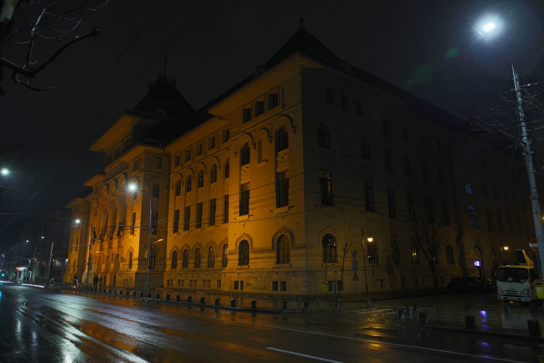 Palatul Victoria, luminat în portocaliu de Ziua Mondială a Luptei împotriva Cancerului