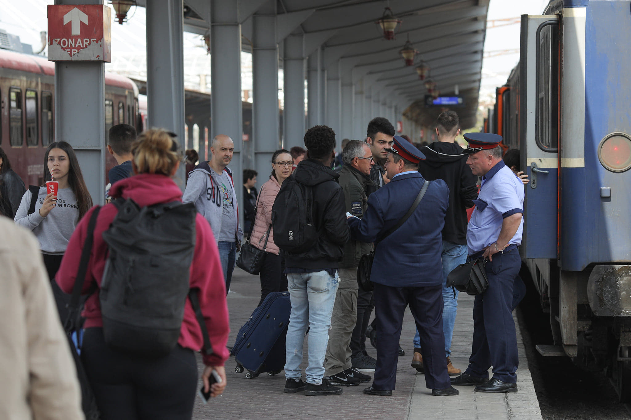 Aglomerație în Gara de Nord, înainte de începutul minivacanței de 1 mai. Mii de oameni, cu trenul spre destinația de distracție / FOTO&VIDEO