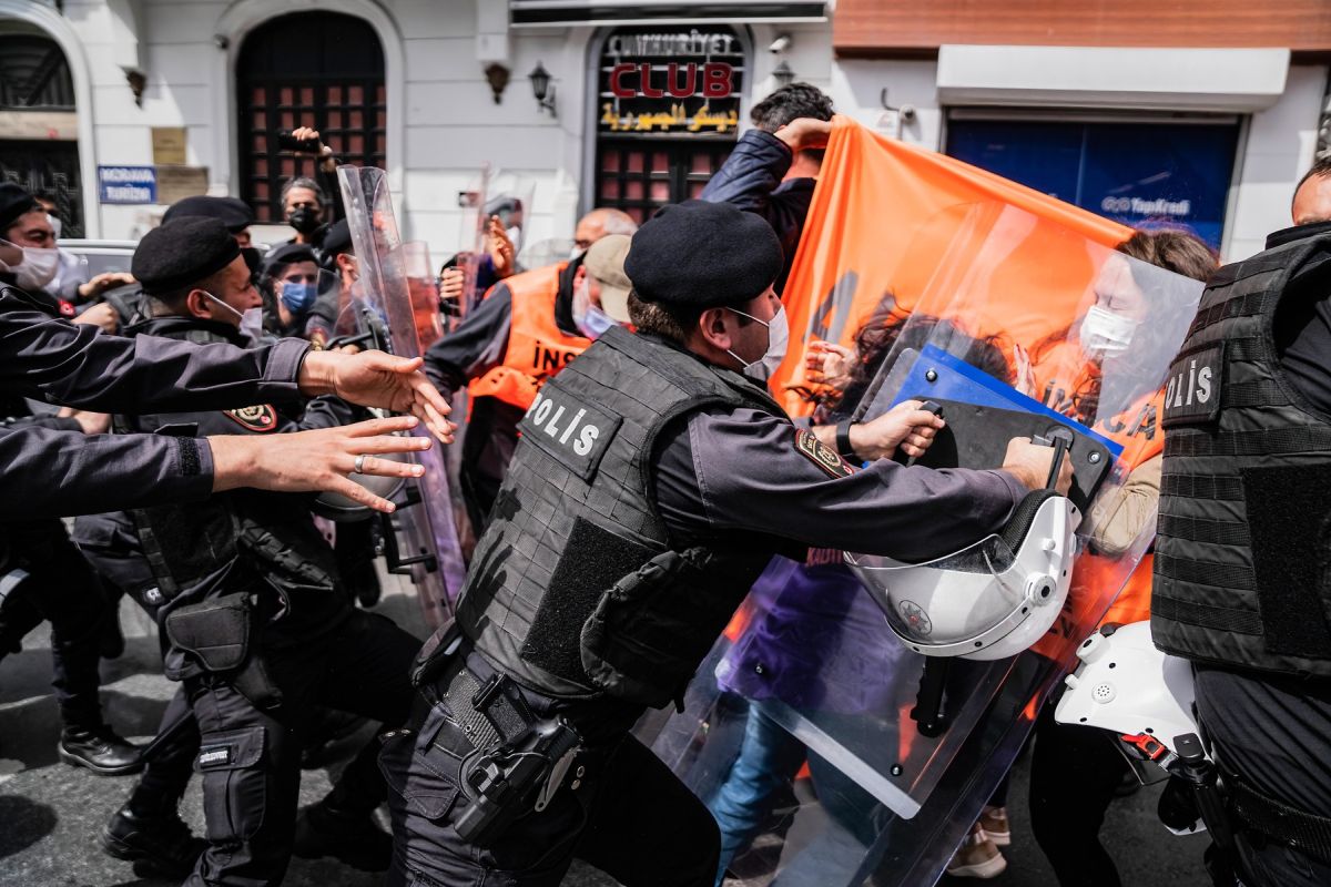 Proteste violente în Franța și Turcia, de Ziua Muncii. Sute de protestatari au fost reținuți
