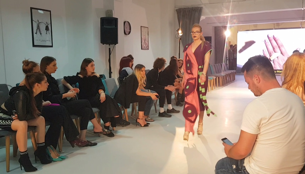 VIDEO/ Cum să ajungi designer vestimentar când nu știi să coși. Visul clădit din bucăți de material