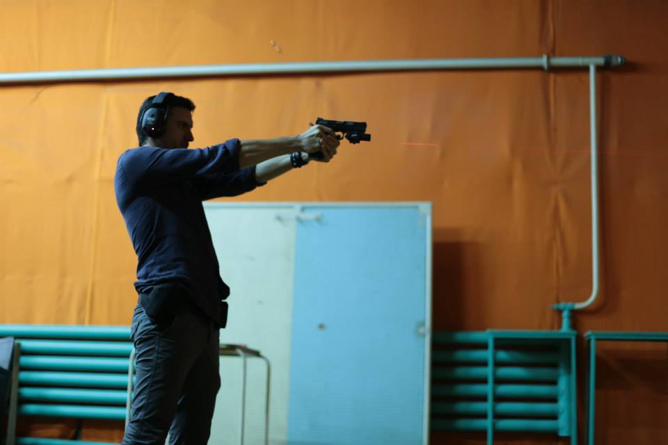 IMAGINI - BOMBĂ. Un fost conducător din Liga 1, surprins cu arma în mână!