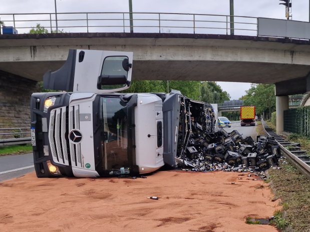 Un șofer român de TIR a închis timp de 20 de ore o șosea germană abia deschisă după ce fusese dezamorsată o bombă