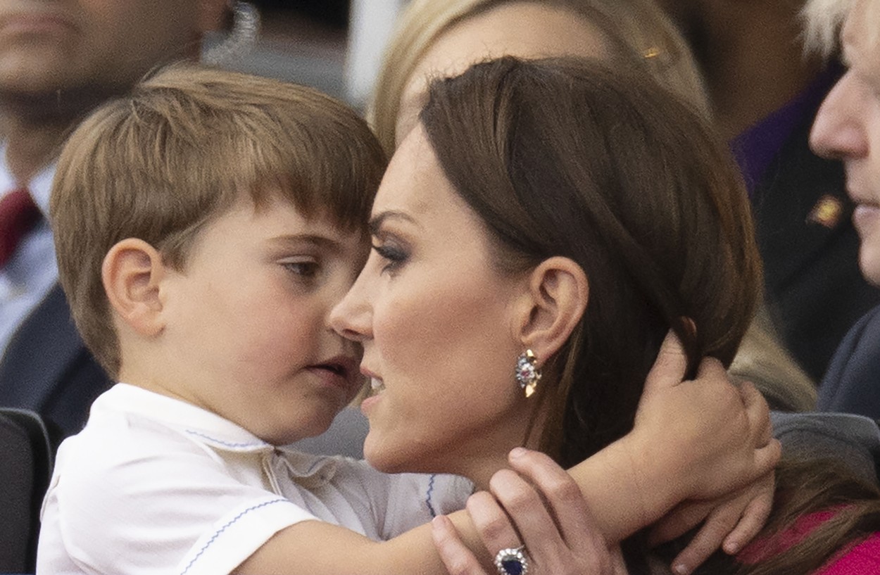 FOTO. Trăsnăile prințului Louis al Marii Britanii au confiscat toată atenția la parada finală a Jubileului de Platină al reginei Elisabeta a II-a. Nimeni nu l-a putut cuminți