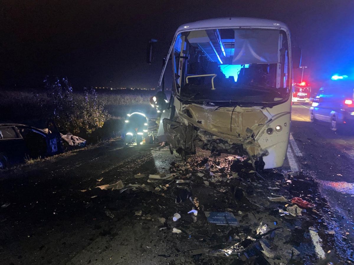 Un băiat de 17 ani a murit și 21 de persoane au fost rănite, după ce mașina condusă de minor și un microbuz s-au ciocnit în județul Hunedoara