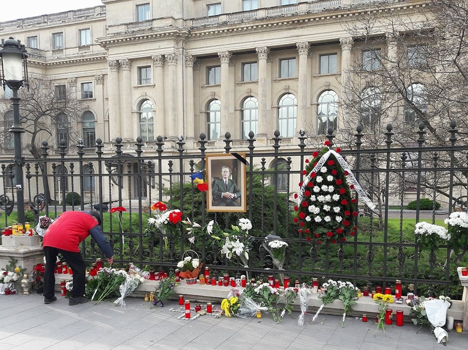 VIDEO& FOTO | Altar de flori și lumânări la Palatul Regal, în memoria Regelui Mihai