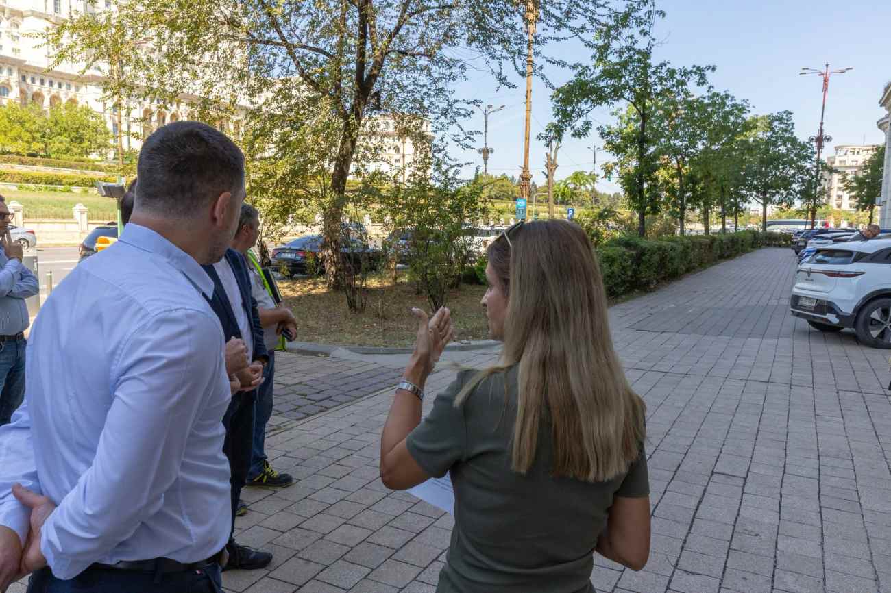 Ciprian Ciucu a mers 7 kilometri pe jos în București și l-a sunat pe primarul Vlad Popescu Piedone: „Nu vom mai avea trotuare pline de mașini în centru”