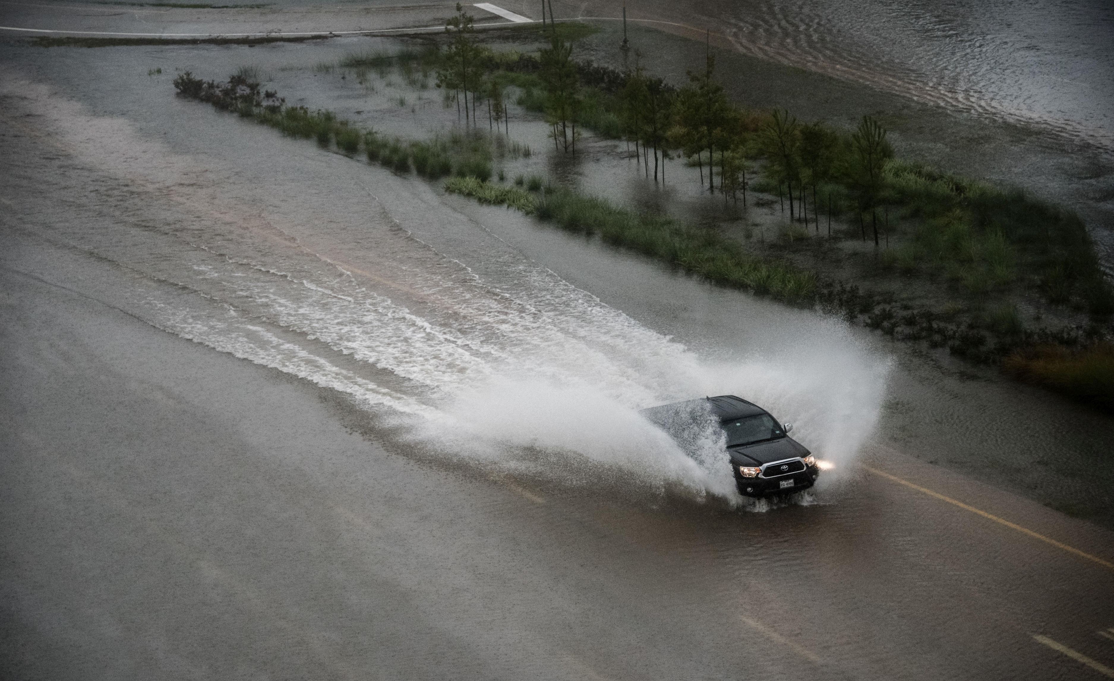 FOTO | Uraganul Harvey crește din nou în intensitate și ar putea lovi a doua oară Houston. Nouă persoane și-au pierdut viața
