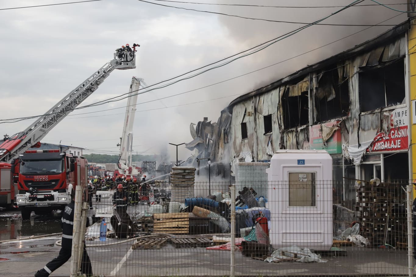 FOTO&VIDEO / Incendiu violent la un depozit de mase plastice și vopseluri de lângă București. Trei persoane au ajuns la spital