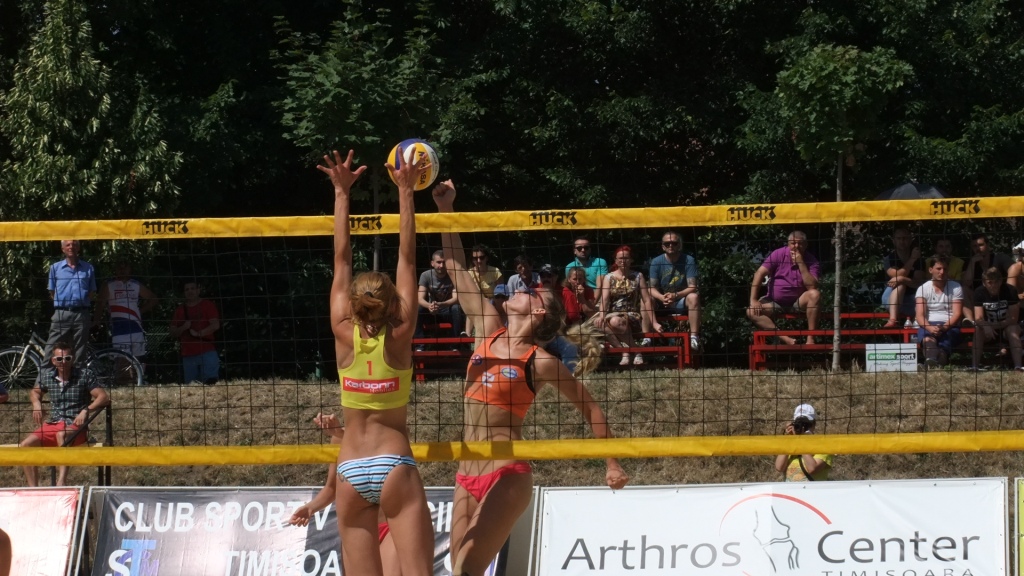 Fetele au încins nisipul la Campionatul Național de volei de plajă / GALERIE FOTO
