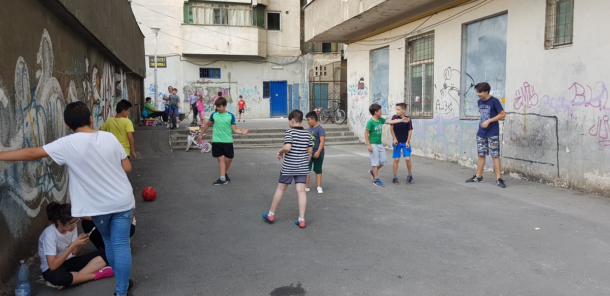Blocurile din Sectorul 5, pericol pentru trecători. O bucată de tencuială a distrus parbrizul unei mașini