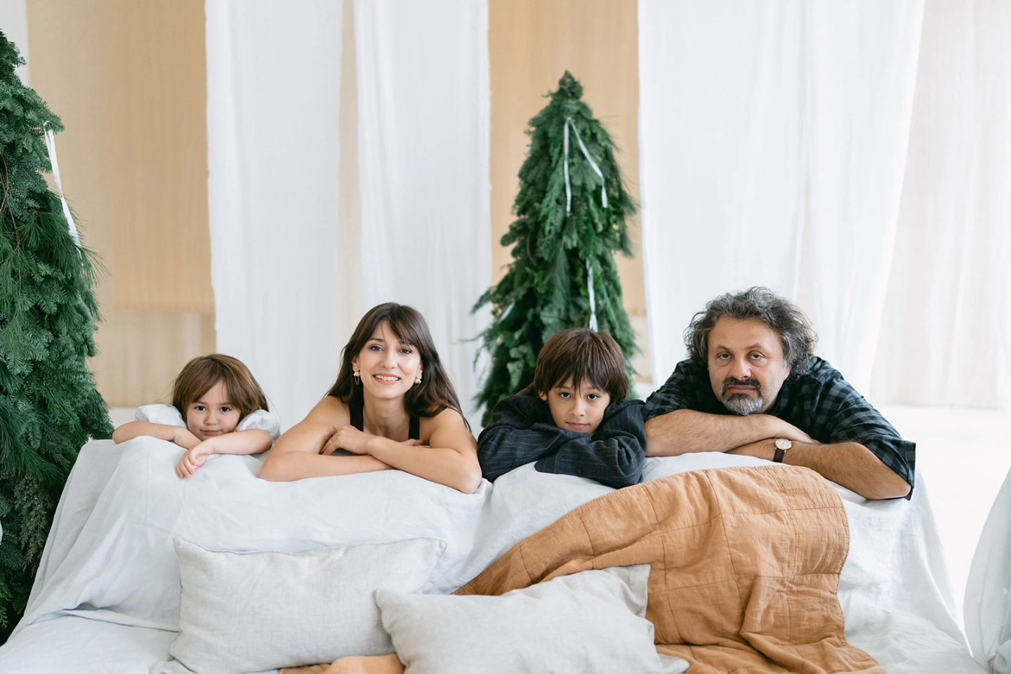 Imagini din sufrageria Danei Rogoz, decorată de Crăciun. A împodobit bradul alături de cei doi copii