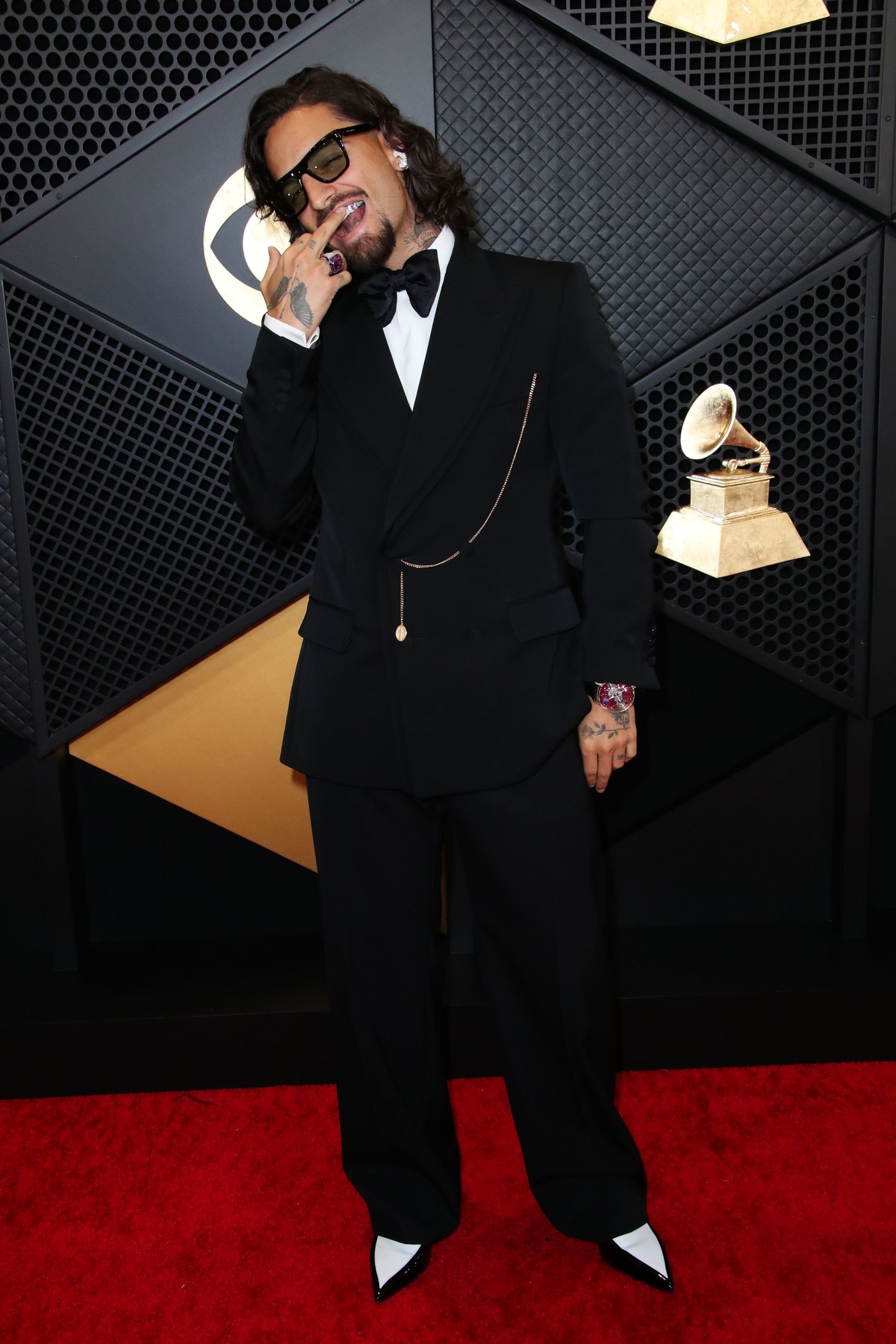 Ținutele vedetelor la Premiile Grammy 2024. În comparație cu Taylor Swift, care a purtat o rochie albă, Billie Eilish s-a îmbrăcat într-o jachetă cu pantaloni largi