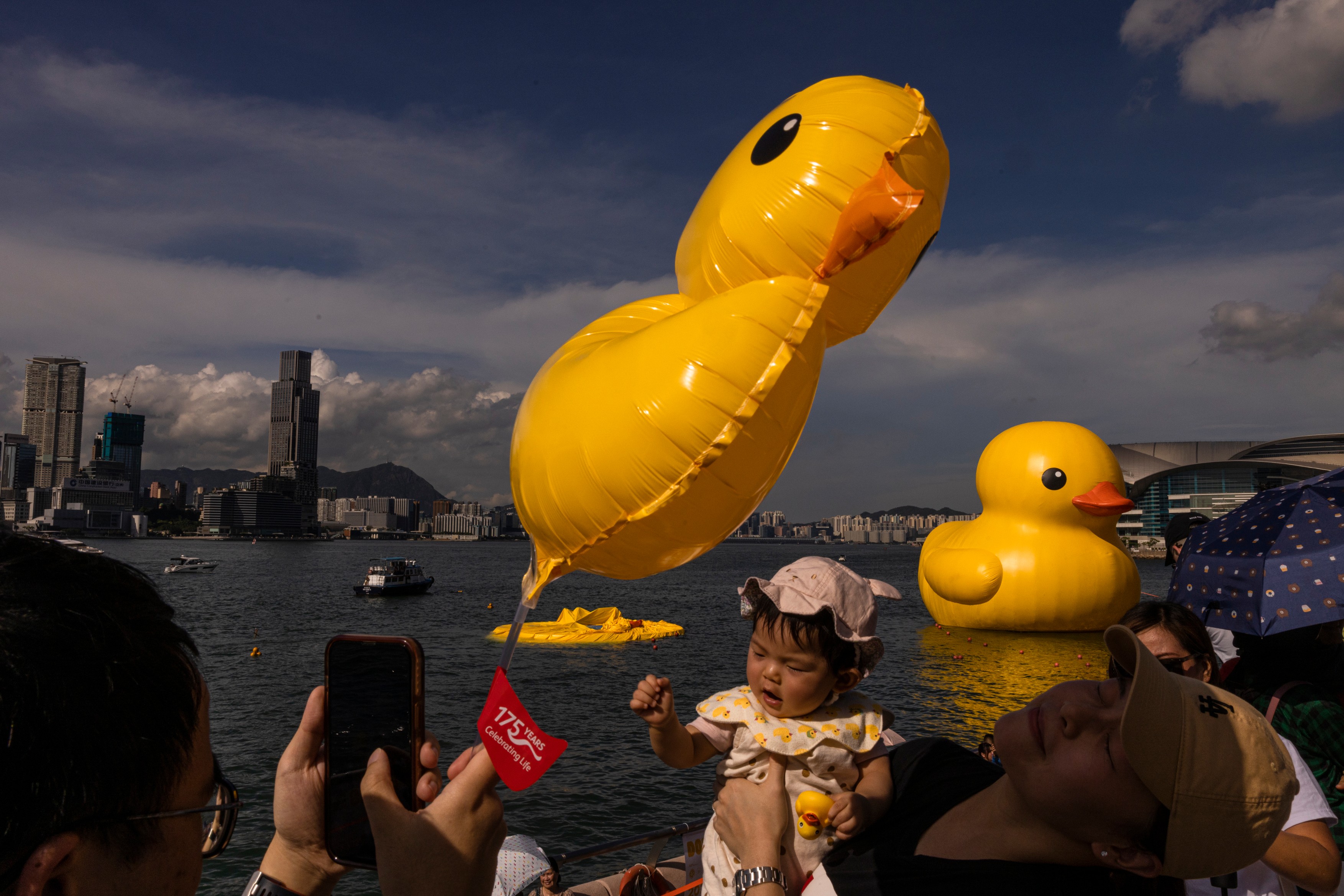 Apariție inedită într-un port: două rațe uriașe gonflabile, pentru „fericirea dublă” a locuitorilor din Hong Kong