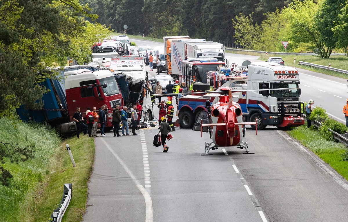 Șofer român de TIR șocat când a coborât din cabină, un autocar a intrat în camionul lui cu 100 km/h, în Slovacia. Un mort și 59 de răniți