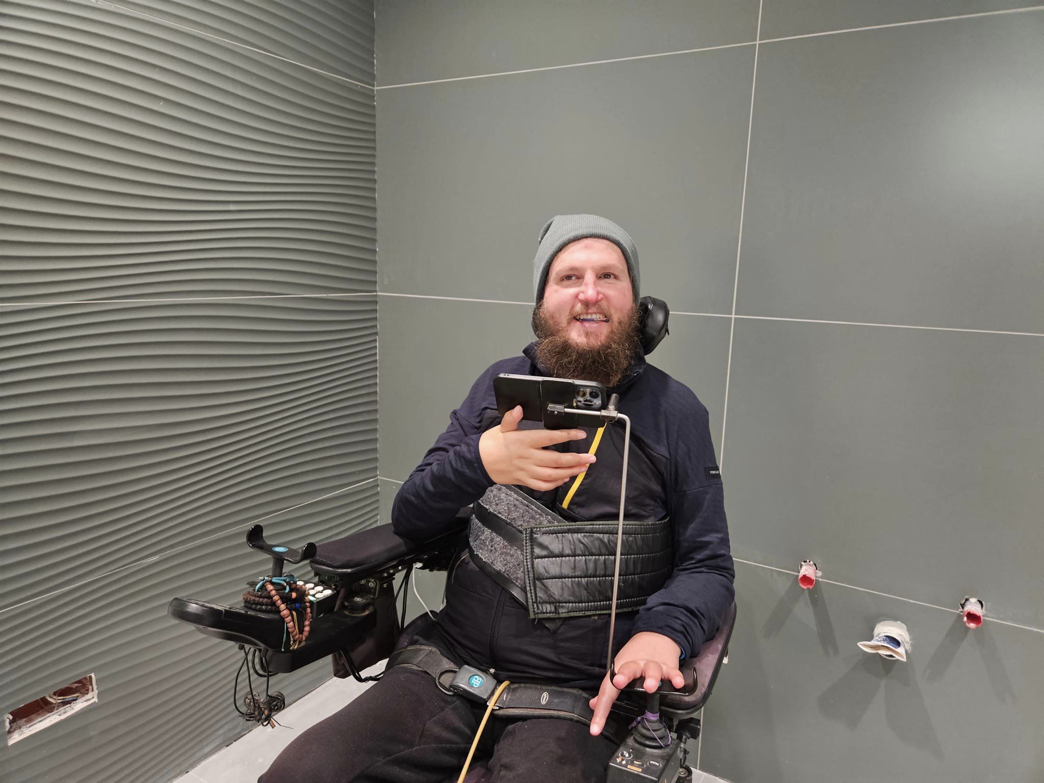 Mihai Neșu, mesaj din scaunul cu rotile pentru Ilie Bolojan, după tăierea facilităților pentru persoanele cu dizabilități: „Are dorința de a face lucruri bune în țară”