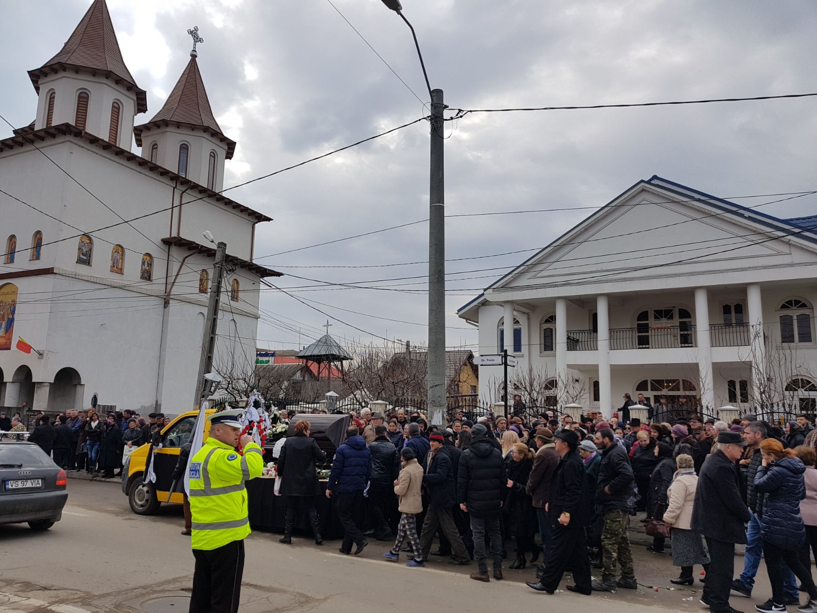 FOTO/ Liderul țiganilor din Moldova, înmormântat la Vaslui. La procesiune au fost mii de oameni, iar traficul a fost perturbat