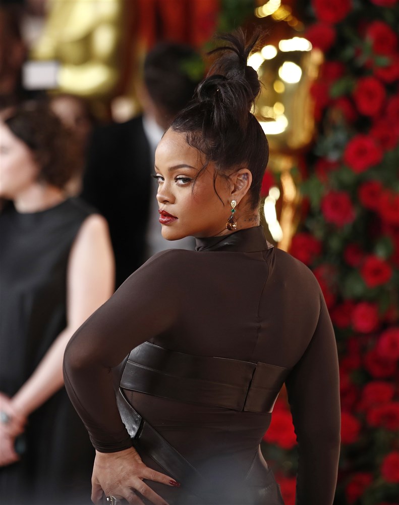Rihanna, spectaculoasă și însărcinată la Oscar 2023. Cum și-a pus artista sarcina în evidență, pe scena evenimentului