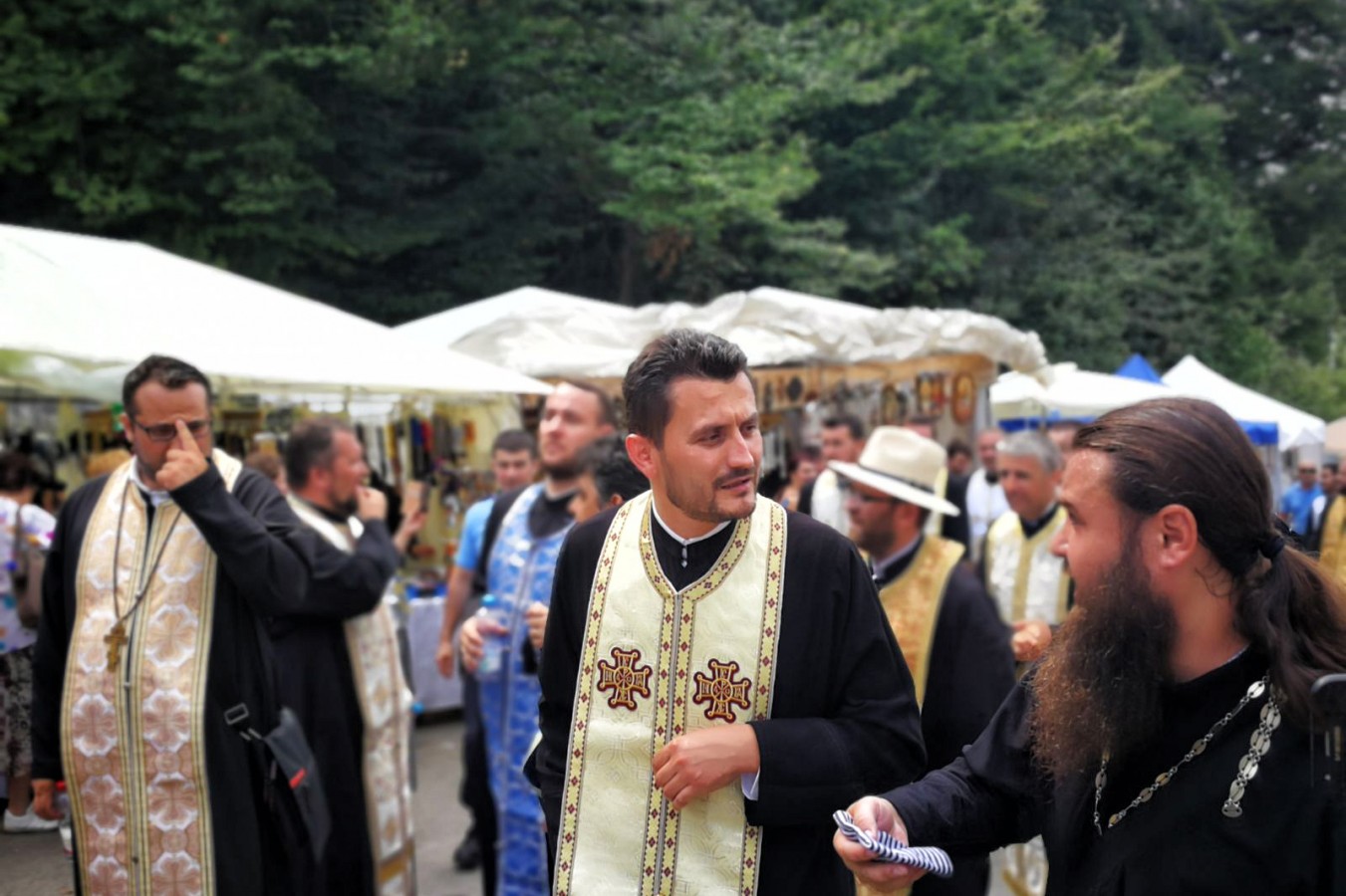 Zeci de mii de oameni, la slujba de Sfânta Maria la Mânăstirea Nicula. Se roagă la icoana Fecioarei Maria, considerată făcătoare de minuni