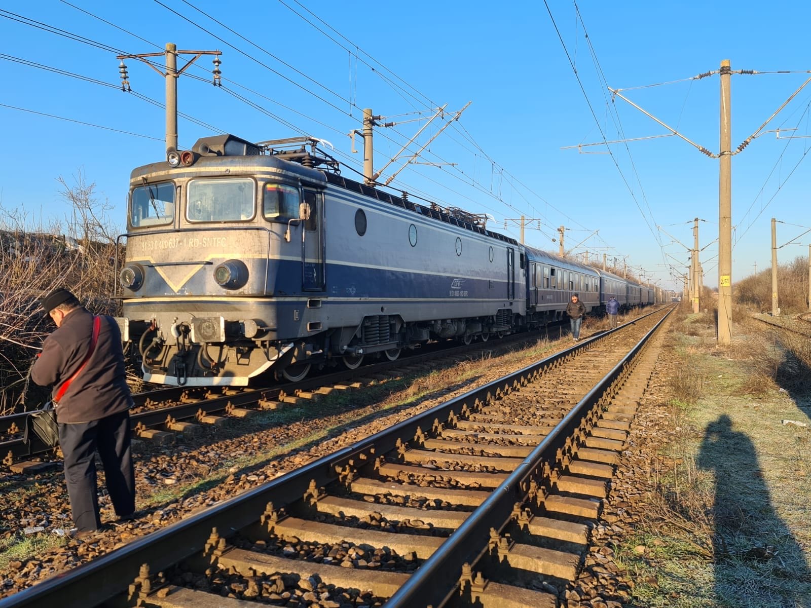 IMAGINI după impact. Cum arată locomotiva care a provocat deraierea unui marfar în Teleorman