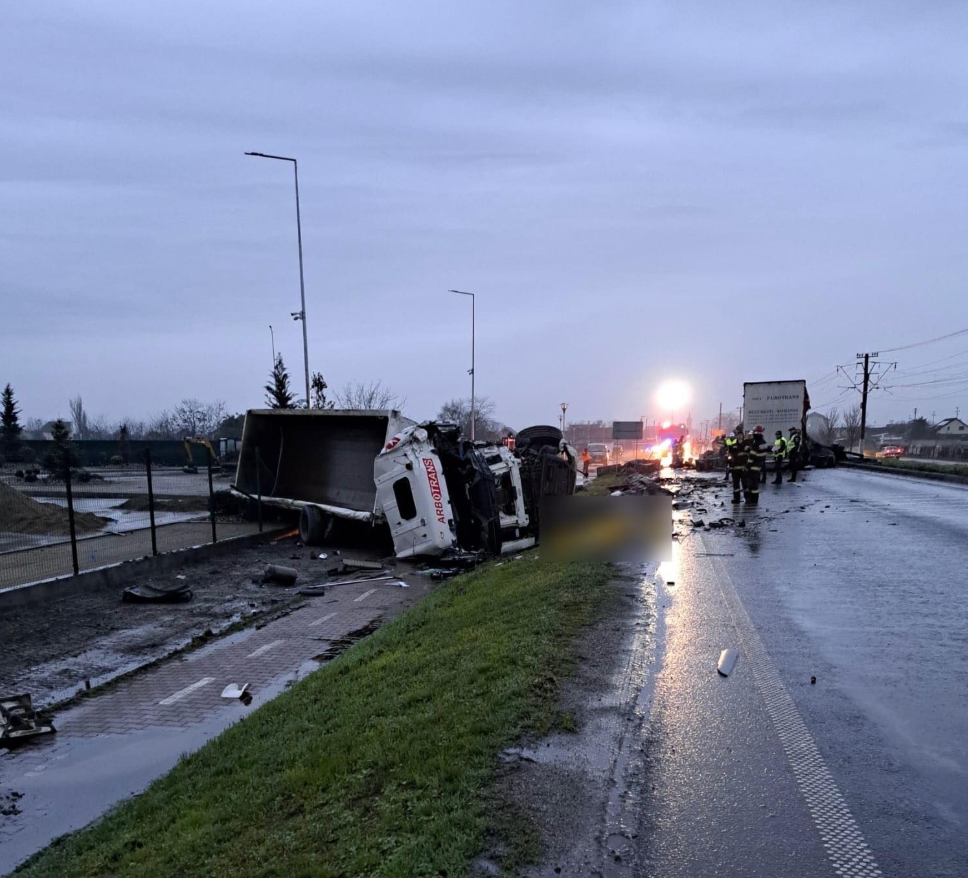 Doi șoferi de camion morți în Arad, unul - în cabina care s-a aprins. Un TIR și o basculantă s-au ciocnit frontal I VIDEO 