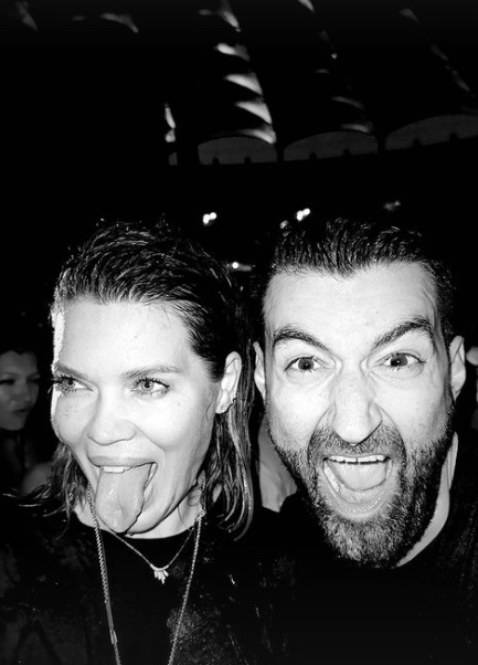 Smiley și Gina Pistol, sărut pasional la concertul Depeche Mode. Au sărbătorit ziua cântărețului dansând în ploaie