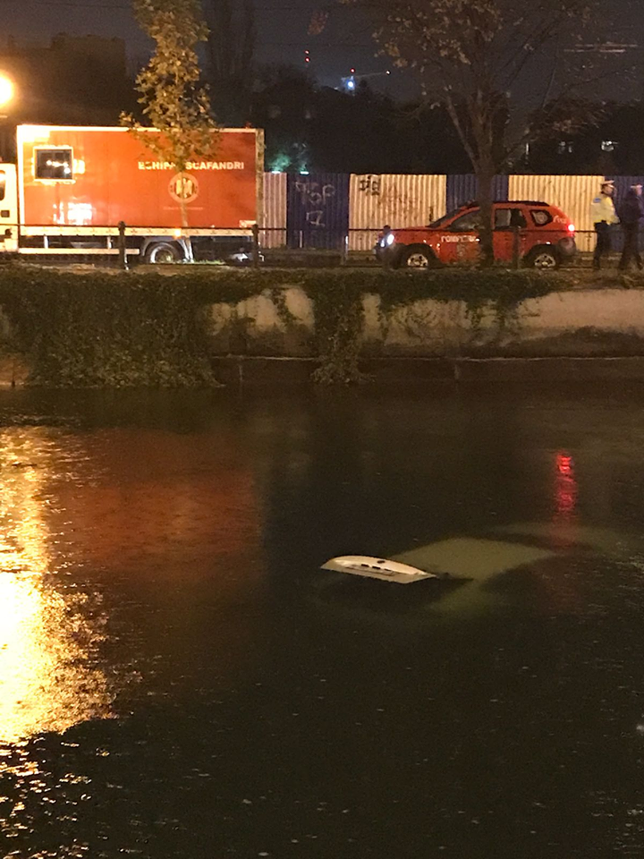 Un șofer a căzut cu mașina în râul Dâmbovița, în zona Cotroceni din Capitală (FOTO & VIDEO)