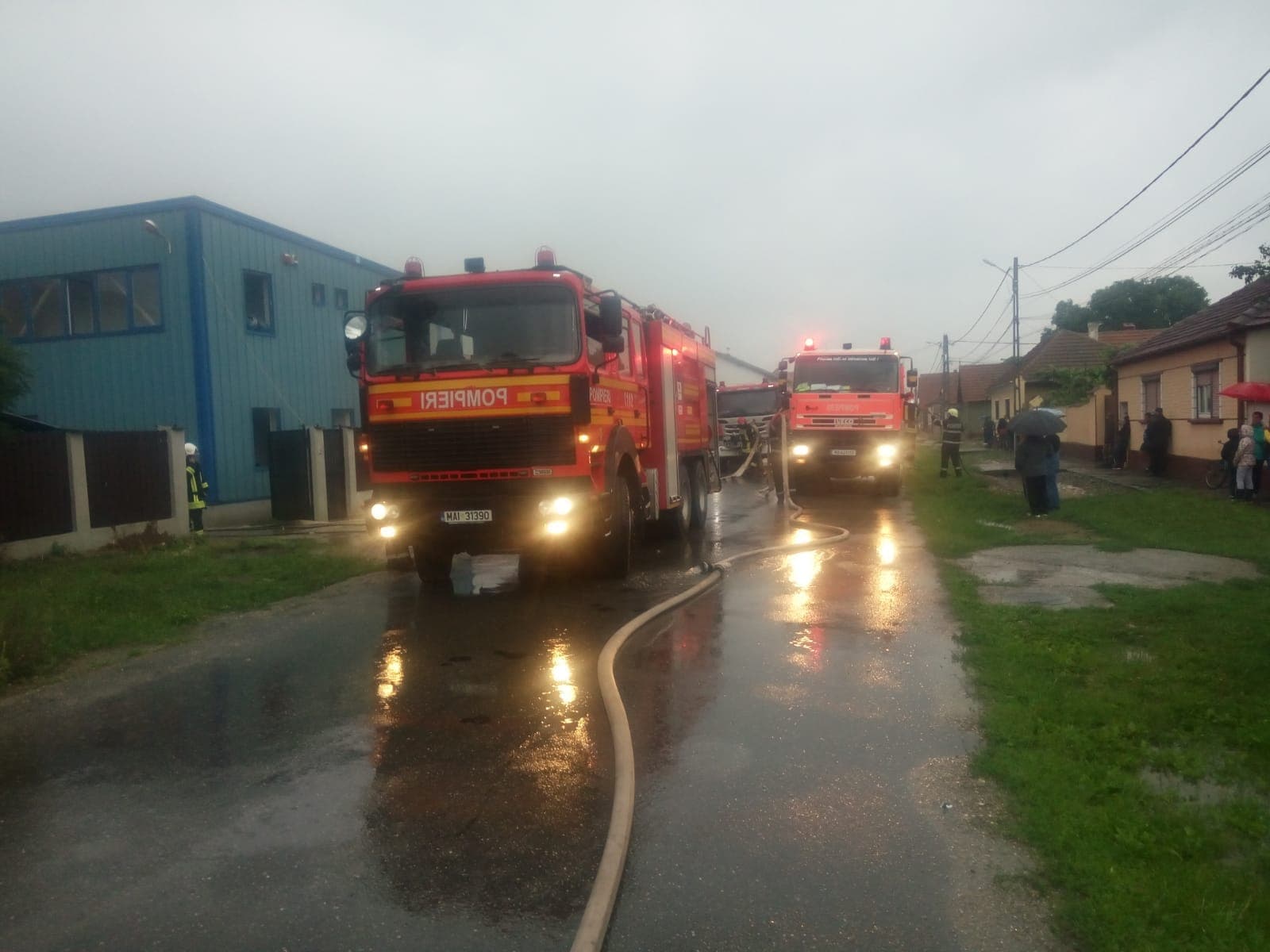 FOTO/ Incendiu la o fabrică de încălţăminte din Hărman, judeţul Braşov. Focul se întinde pe o suprafaţă de 800 de metri pătrați