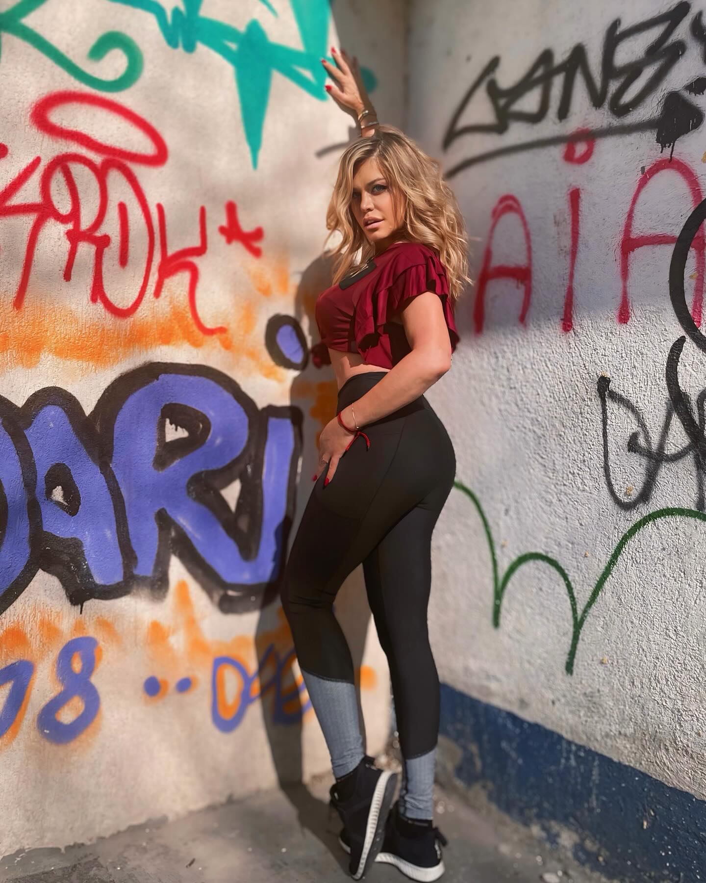 Loredana Groza a pozat în colanți, iar fanii nu s-au abținut să comenteze: „Arată excelent pentru vârsta ei, cu operații sau nu”