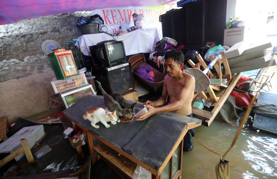 Zeci de morți și sute de mii de oameni evacuați, în urma inundațiilor catastrofale din Indonezia