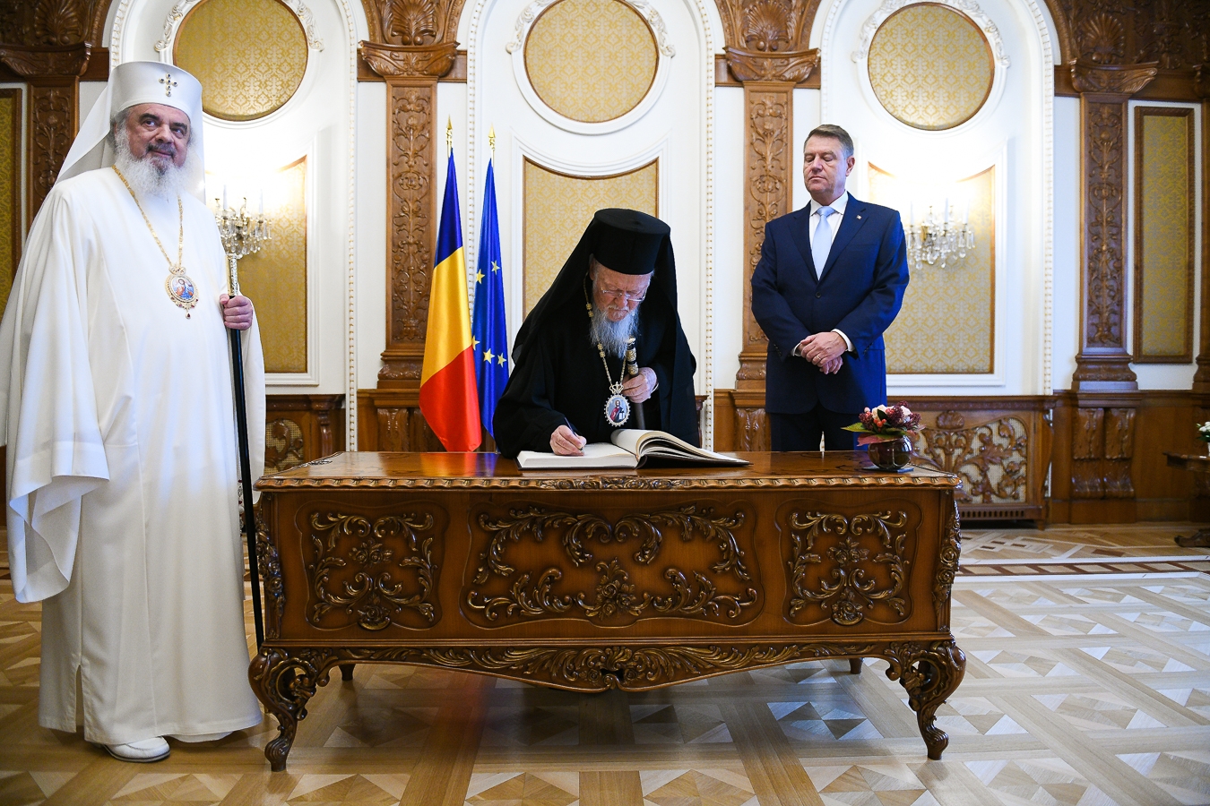 Patriarhul Daniel și Patriarhul Ecumenic Bartolomeu, primiți la Palatul Cotroceni. Klaus Iohannis nu participă la sfințirea Catedralei Mântuirii Neamului