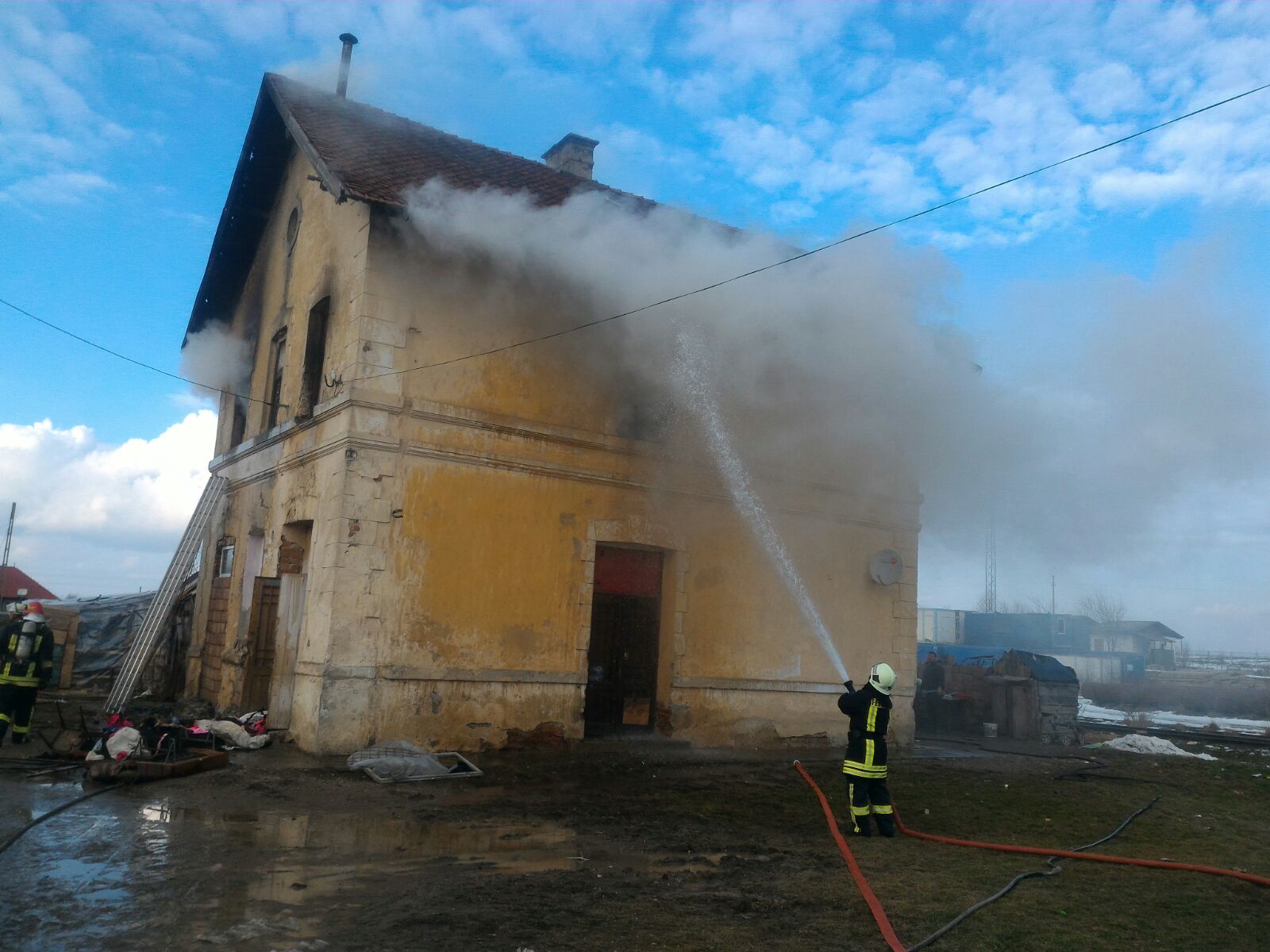 O mamă şi copilul ei au suferit arsuri grave într-un incendiu în judeţul Braşov. Femeia, care a încercat să-și salveze copilul din flăcări, a murit la spital/ FOTO