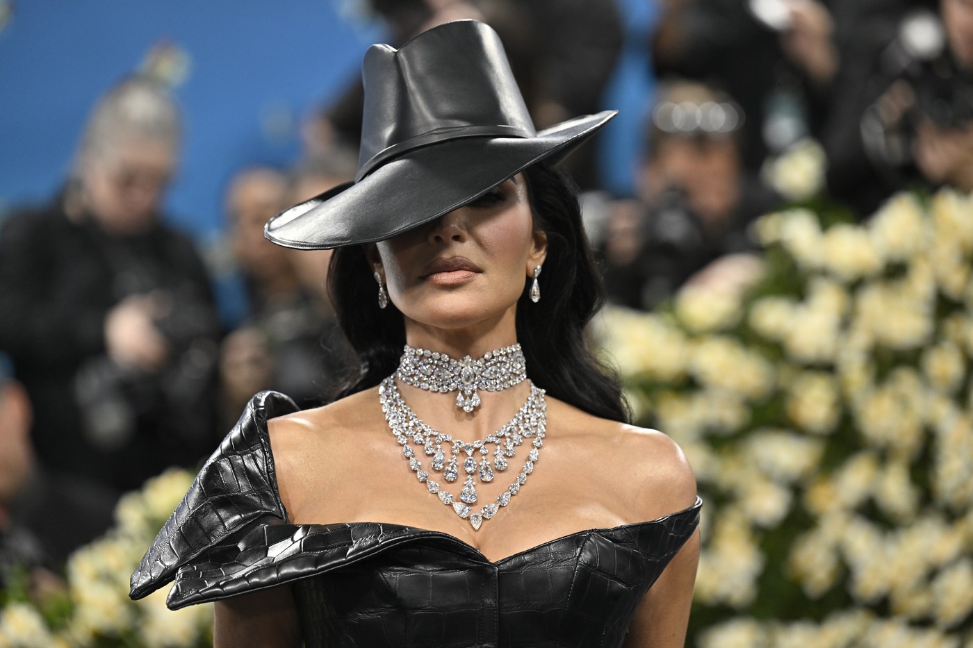 Met Gala 2025. Reacția lui Kim Kardashian după ce un agent de securitate a călcat-o pe rochie. Gestul ei, surprins de camerele de filmat