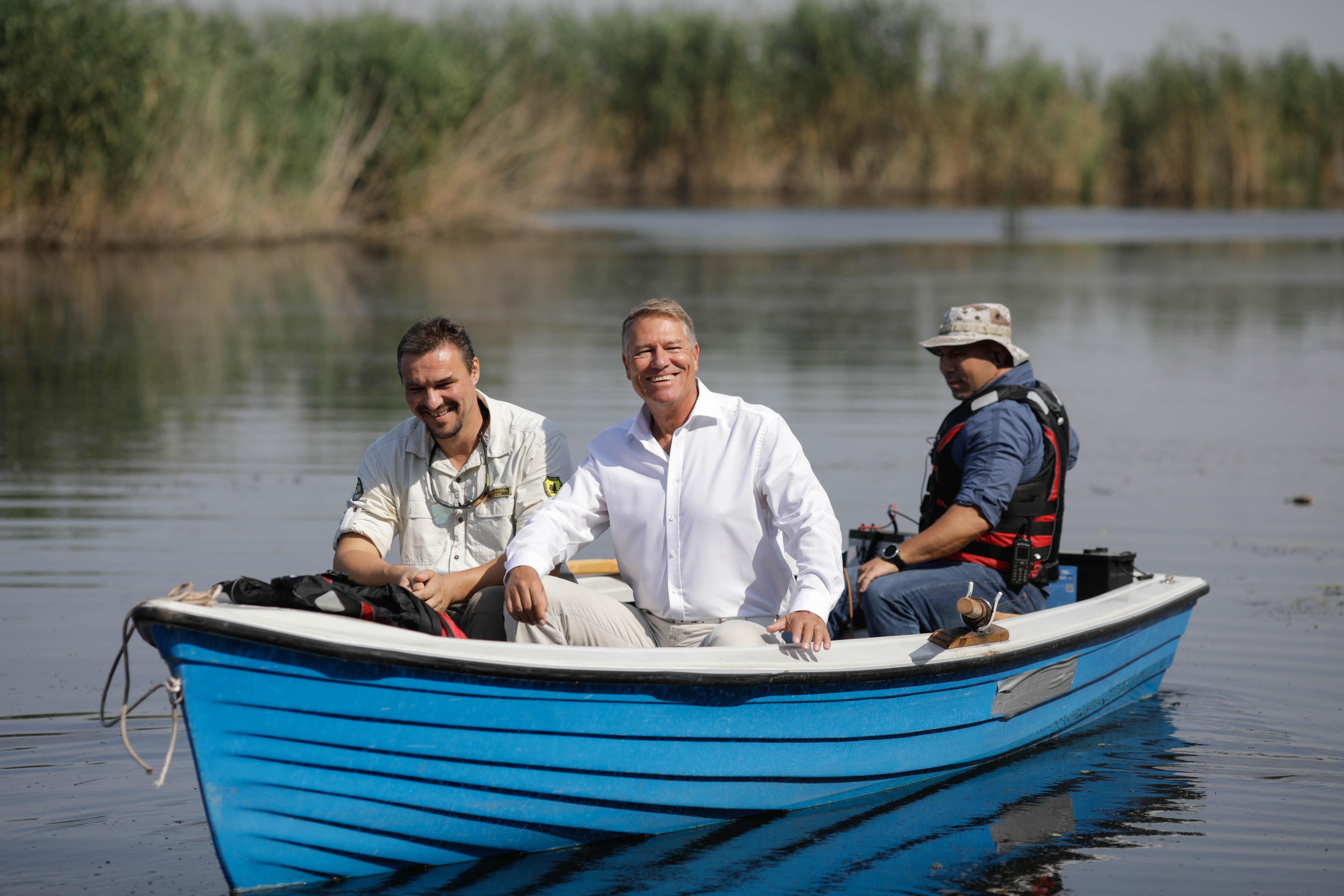Iohannis, plimbare cu barca în Parcul Comana pentru a promova protejarea mediului