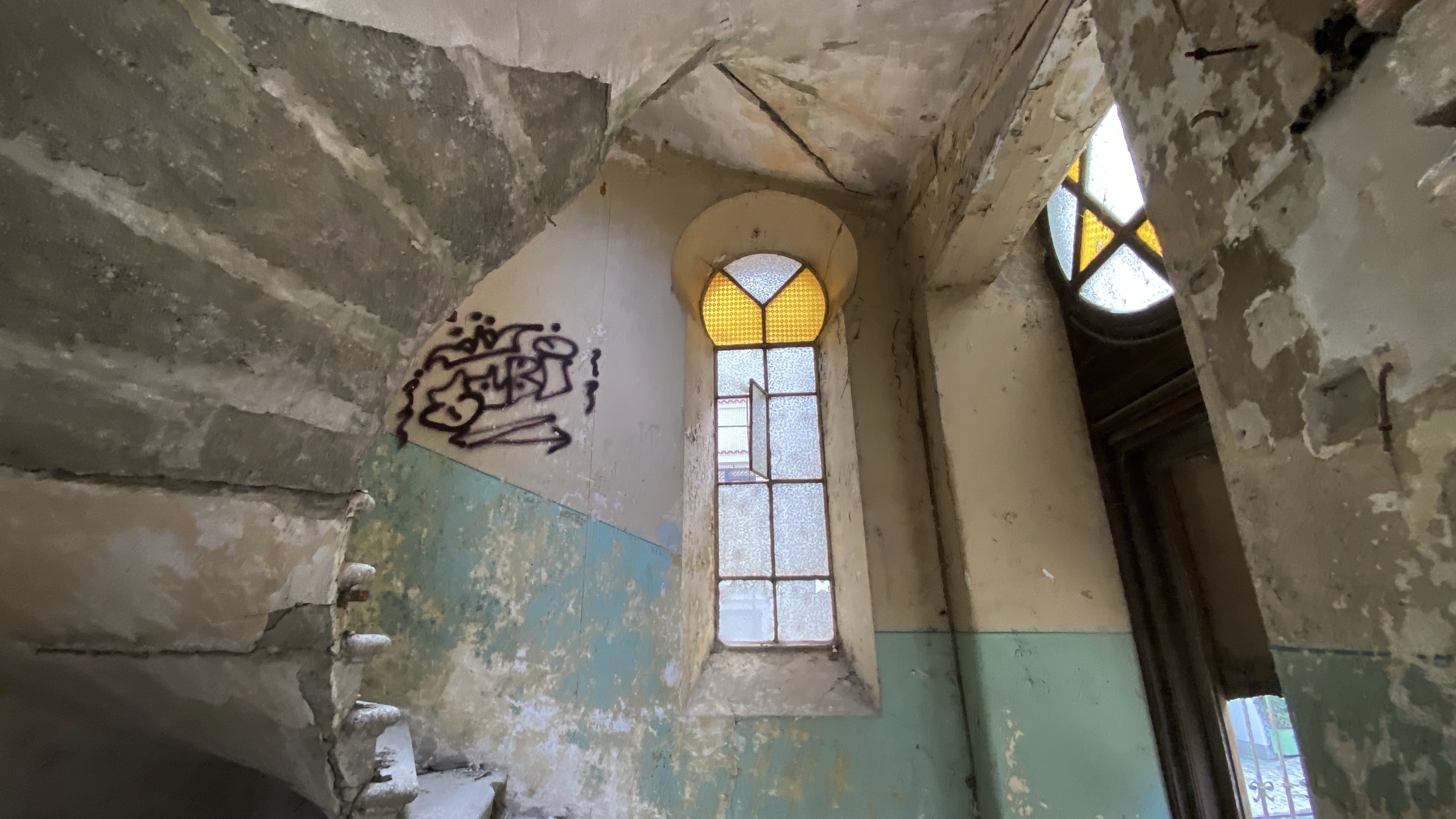 Sinagoga din Constanța, ruina de la malul mării. Clădirea comunității evreiești e în pericol de prăbușire, dar urmează să fie readusă la viață cu două milioane de euro