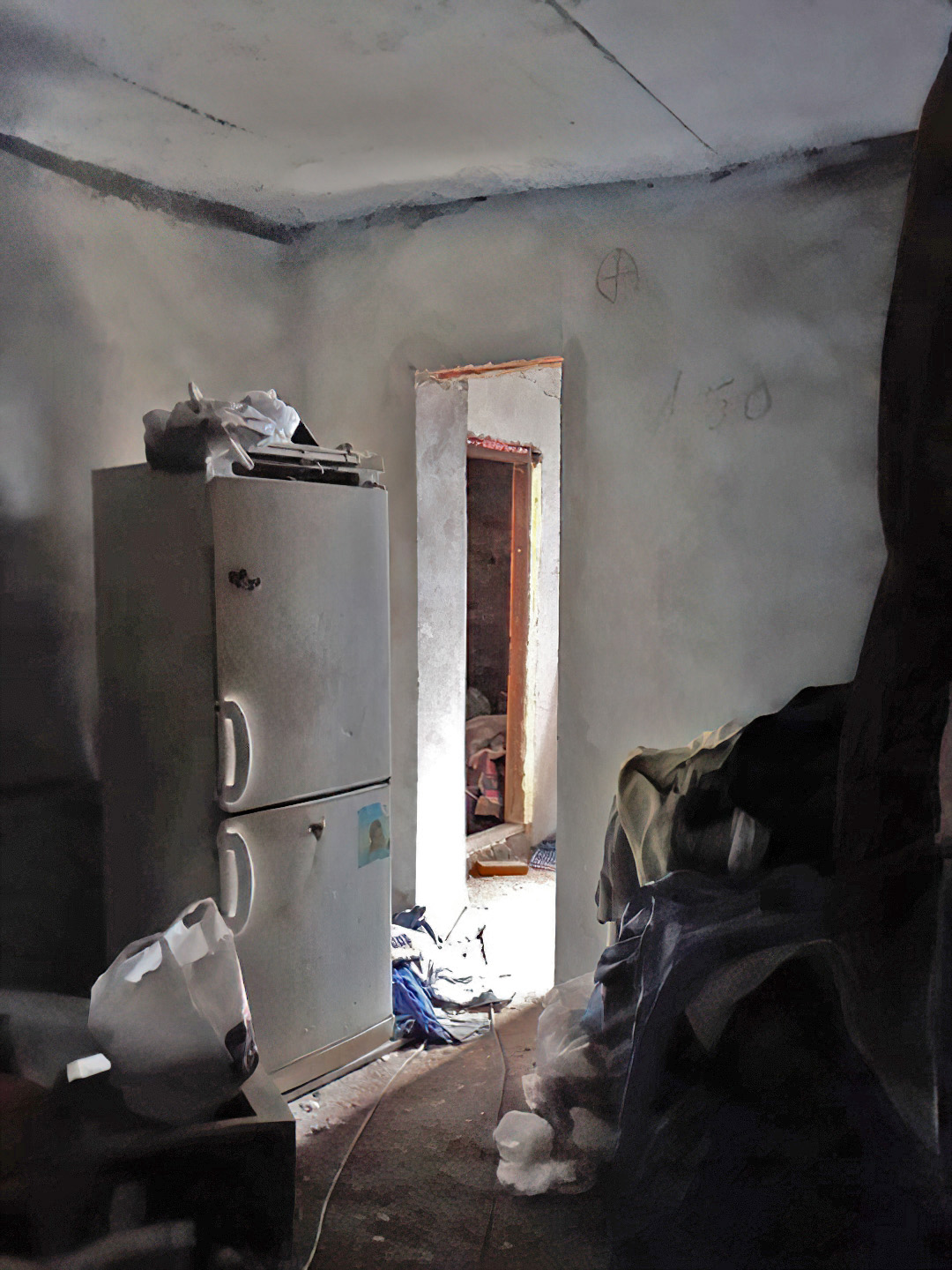 Noi imagini din camera în care Dincă spune că a ucis-o pe Alexandra Măceșanu.  Anchetatorii au găsit afișele cu care ”monstrul” încerca să racoleze femei ”fără obligații”