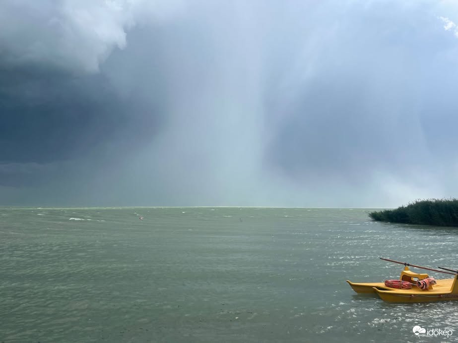 Lecsapott az ítéletidő a Balatonra: felhőszakadást, brutális szelet és jégesőt hozott a zivatarcella