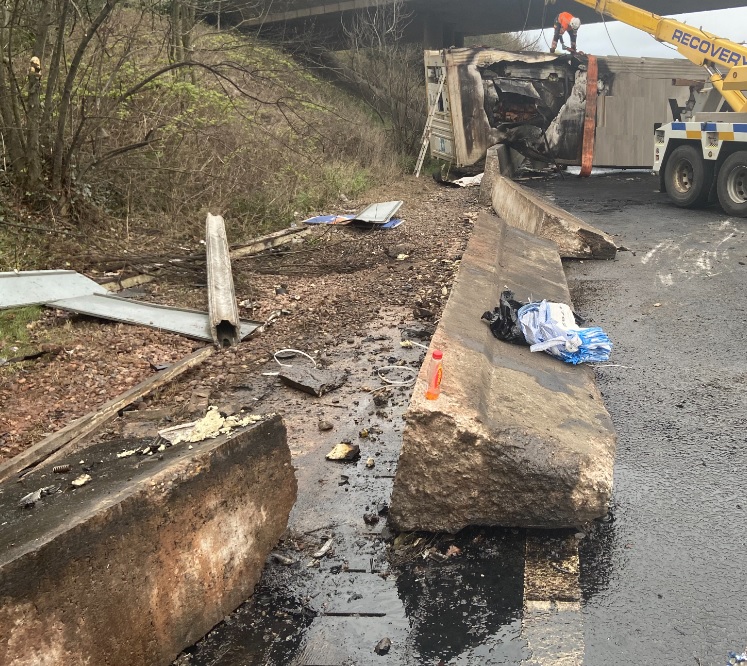 Camion rupt în două și cuprins de flăcări, cabina a fost aruncată de pe șasiu și motorul împrăștiat pe carosabil, pe o autostradă din Anglia