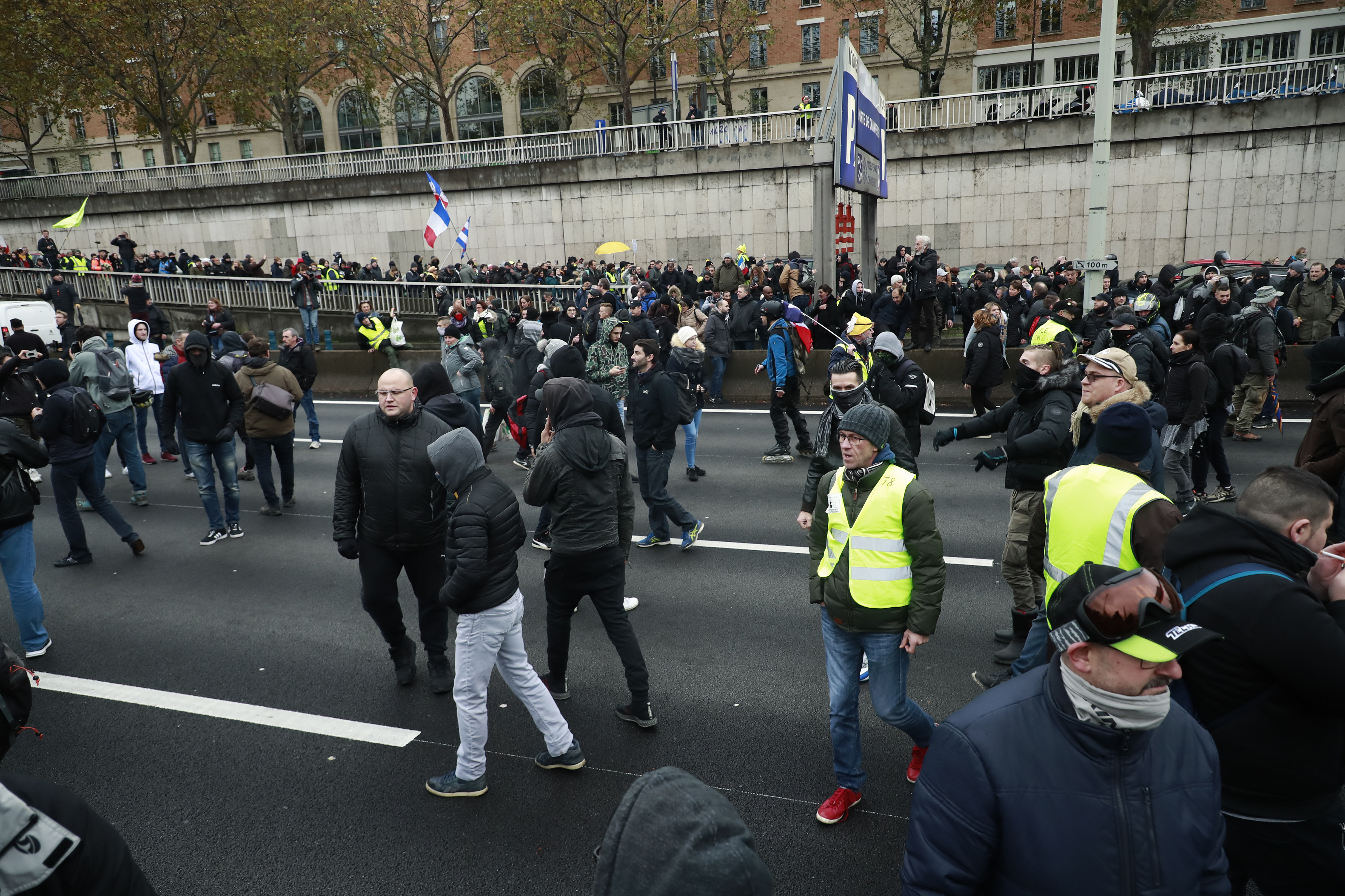 UPDATE | Noi violențe la Paris, la aniversarea unui an de la protestele „Vestelor Galbene”. Polițiștii au folosit gaze lacrimogene și au reținut peste 100 de persoane