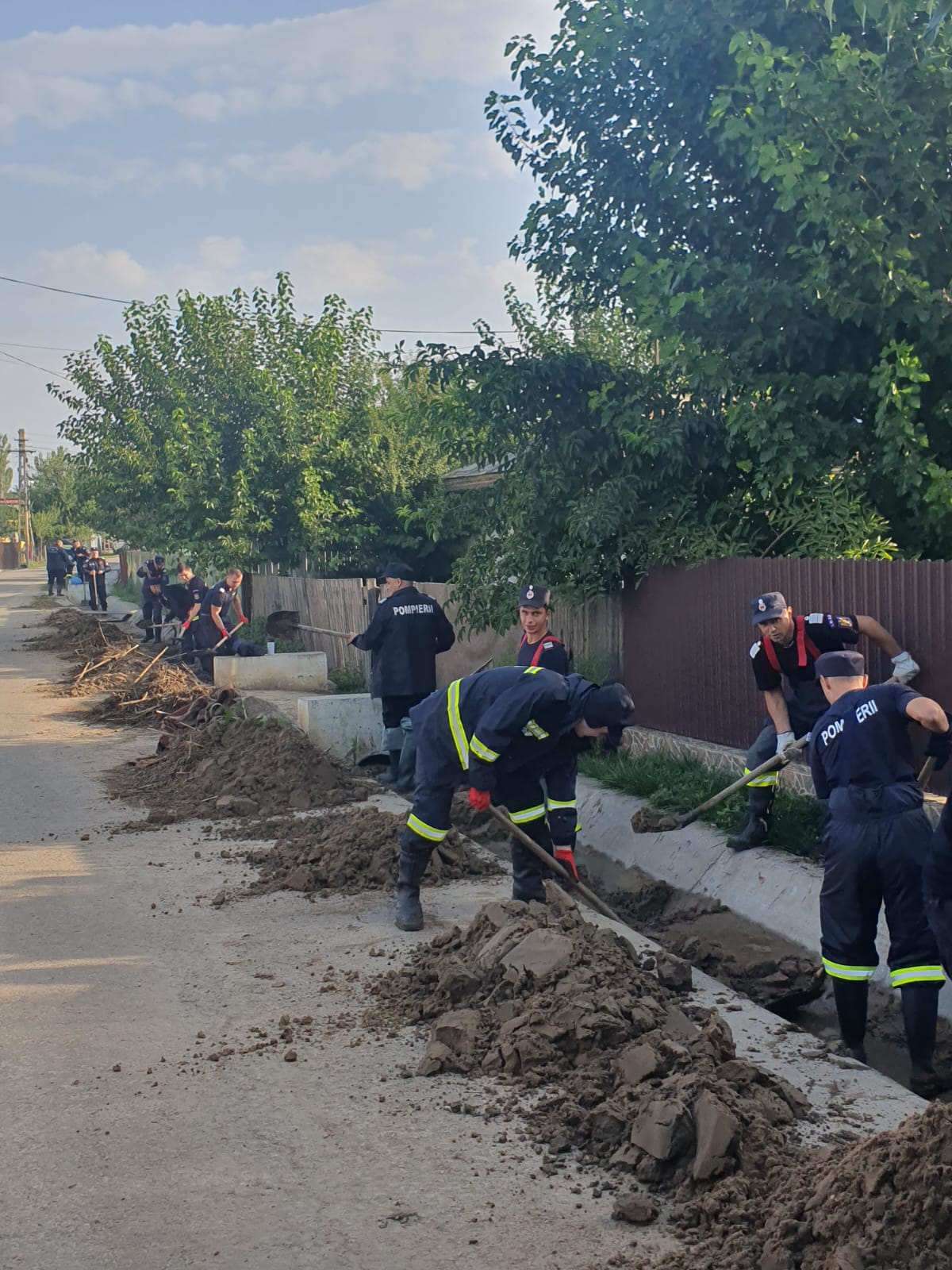 Urmările inundațiilor catastrofale. Aproape o mie de pompieri din țară, trimiși în sprijinul salvatorilor de la ISU Galați VIDEO