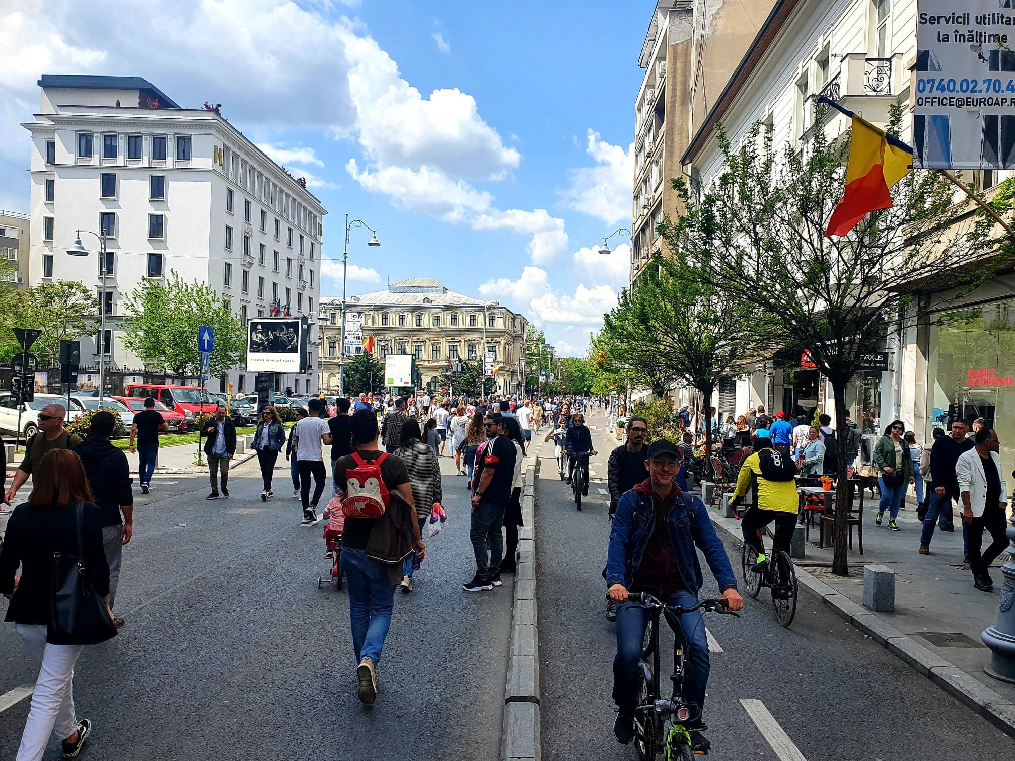 Ziua Muncii și a pietonilor. Mii de bucureșteni, la plimbare pe Calea Victoriei de 1 mai