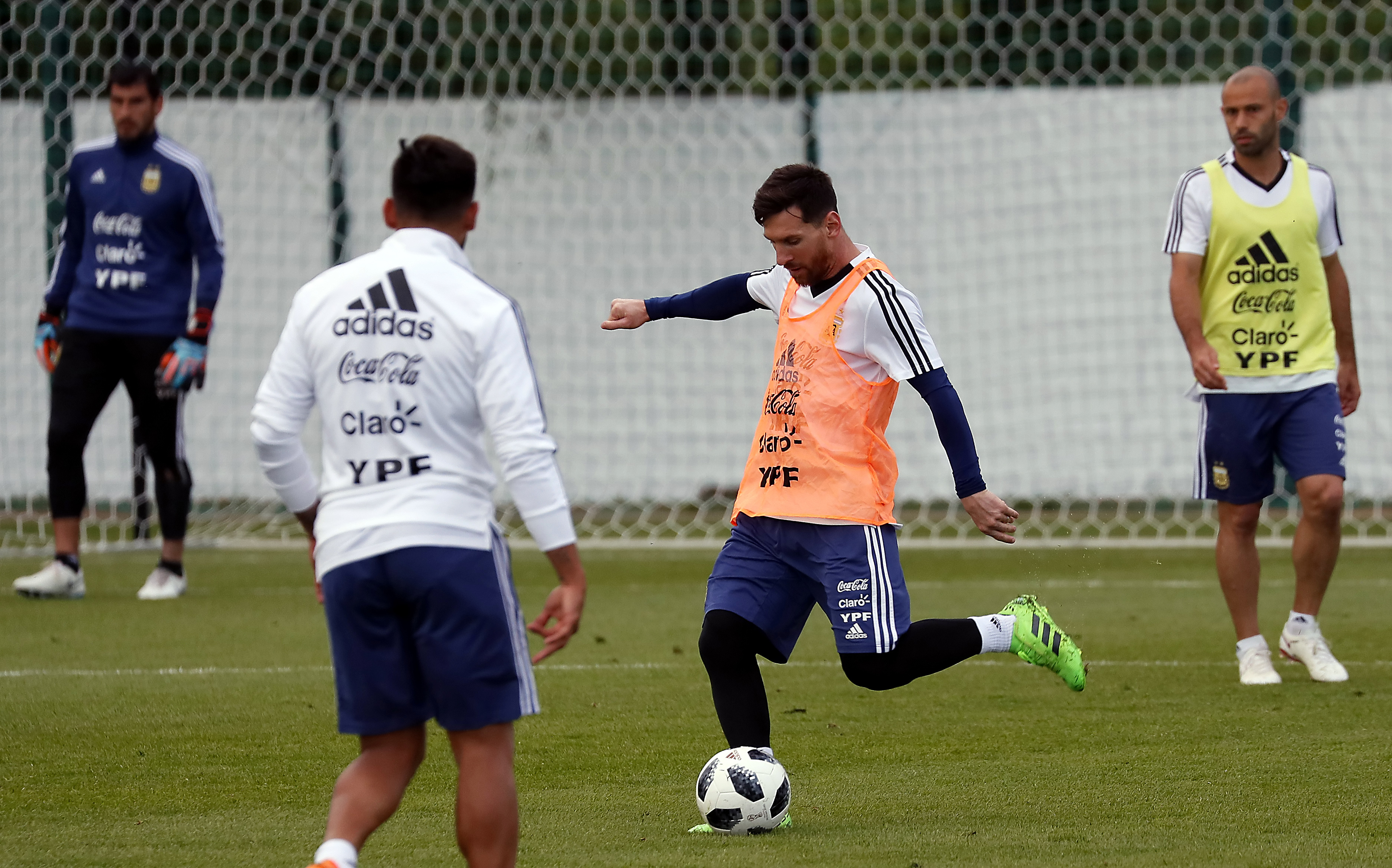 Argentina a făcut primul antrenament deschis în Rusia. Messi, asaltat de fani / GALERIE FOTO