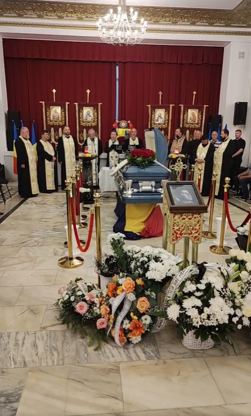 Cum au apărut soția și băiatul lui Mihai Leu la priveghi. Îmbrăcați în negru, aceștia au asistat la slujba oficiată de zece preoți
