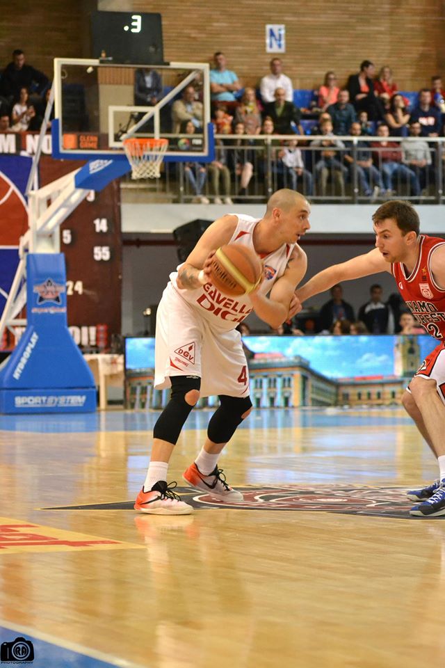 Mandache a făcut prima entorsă pe stradă, nu pe terenul de baschet! ”Puteam face carieră în polo!”. Iubita îl bate la biliard. Marți, meciul doi din ”sferturile” campionatului | INTERVIU
