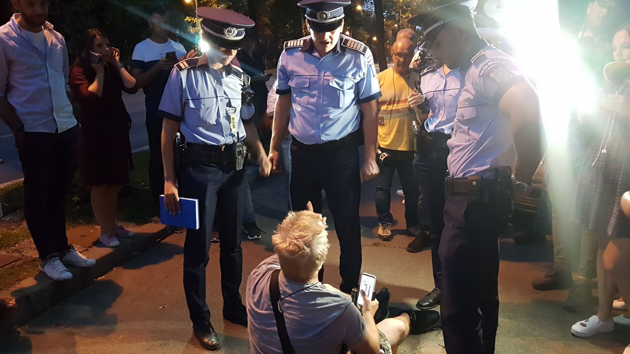VIDEO | Protestatarul Marian Moroșanu, zis Ceaușescu, a fost încătușat în fața sediului PSD! „Mi-e rău, m-ai apăsat pe inimă!”