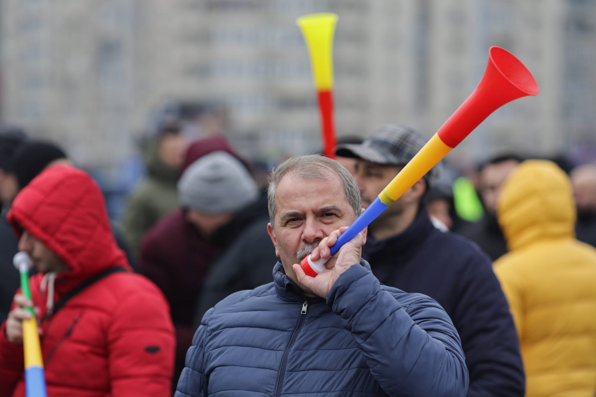Protest în Piața Victoriei al sindicatelor din penitenciare faţă de Ordonanţa „trenuleţ”: „Guvernul nu îngheaţă salariile, ci le taie”