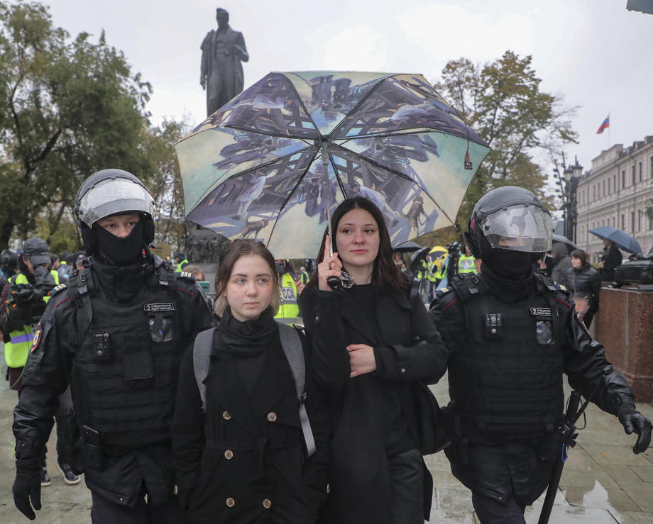 Noi proteste în Rusia, înăbușite brutal de autorități. În Sankt Petersburg, oamenii au strigat „Putin în tranșee” | VIDEO